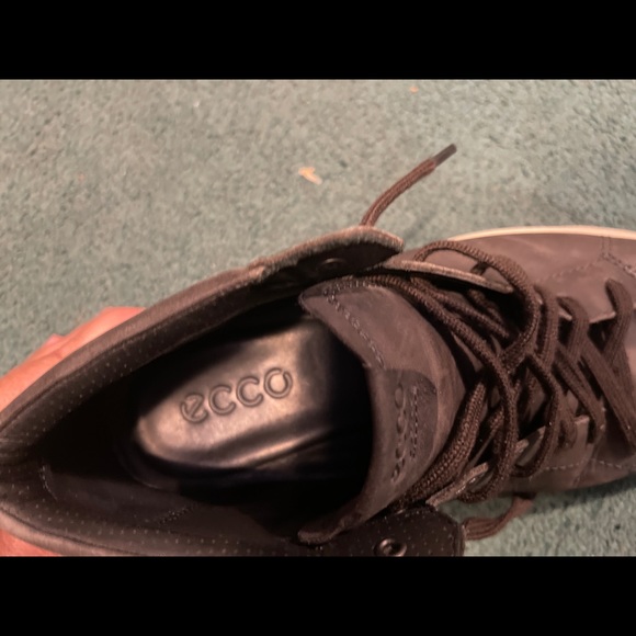 ECCO Leather Lace-Up High Top Sneaker.  Like New - Picture 6 of 9